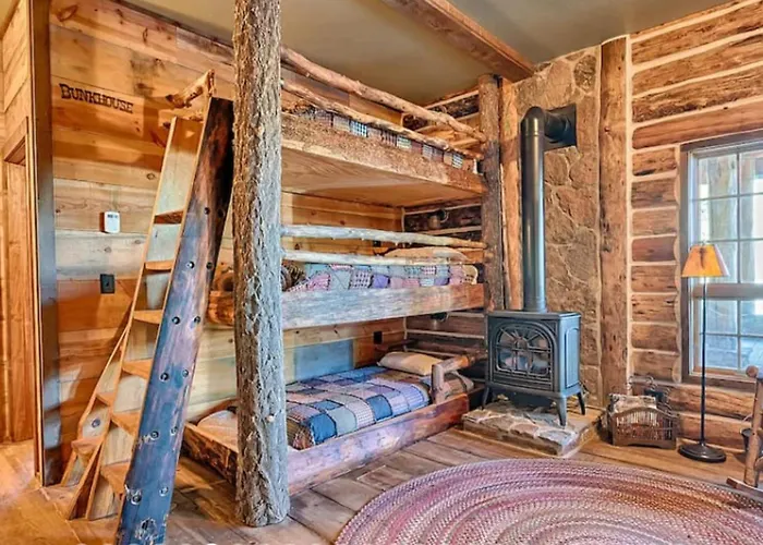 Hot Tub & Mtn Views: Woodsy In Hébergement de vacances