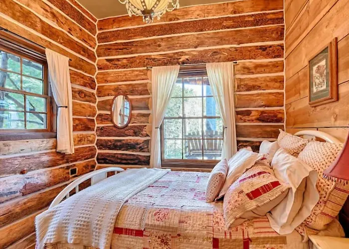 Hot Tub & Mtn Views: Woodsy In Hébergement de vacances