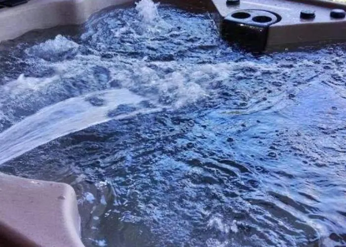 Hot Tub & Mtn Views: Woodsy In